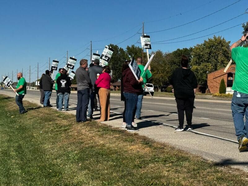 AFSCME members picket IDOC conditions across the state